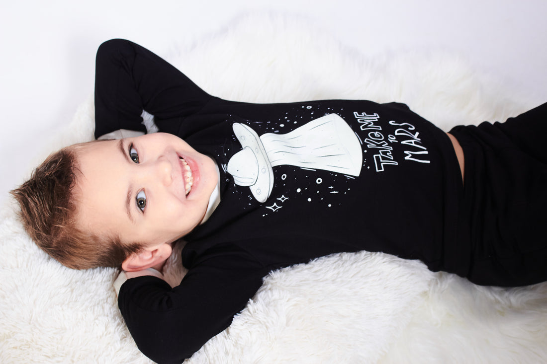 Les pyjamas brillant dans le noir