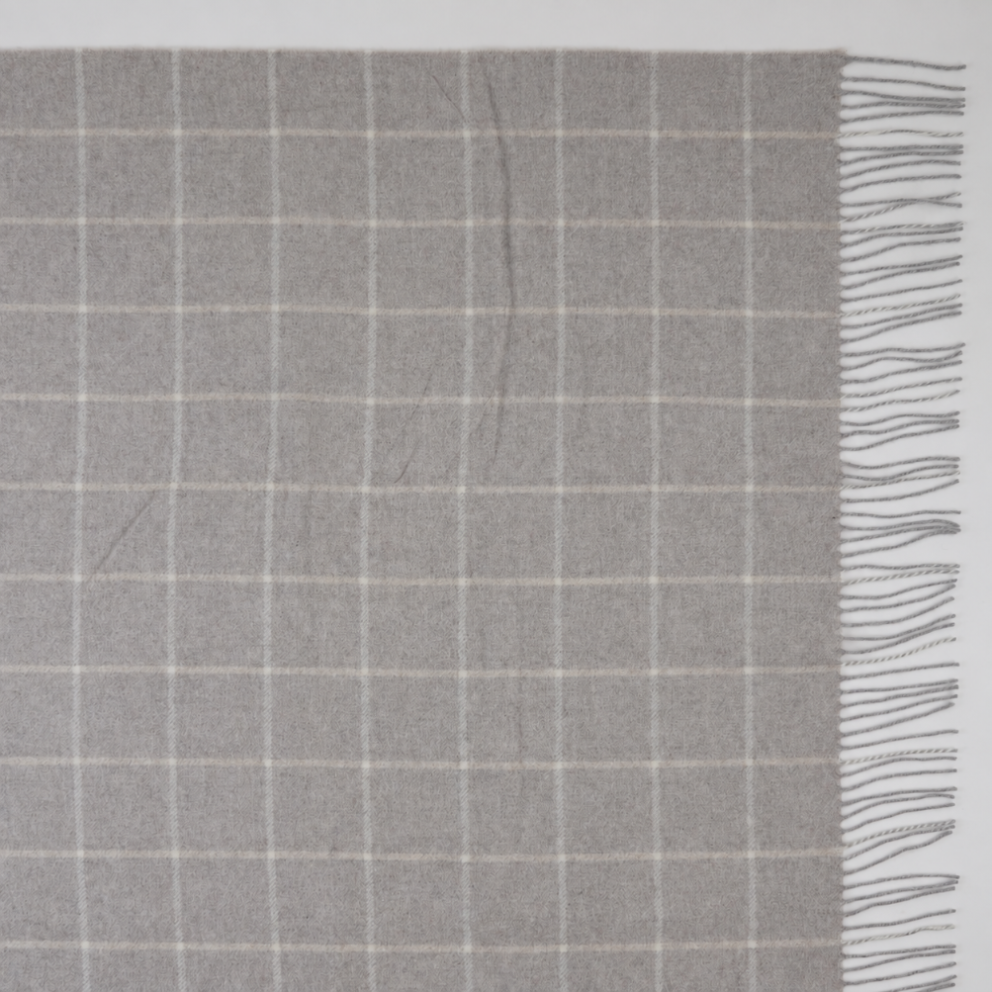 Koc z kaszmirem i wełną Merino Superfine – jasnobeżowy w kratę, 140 × 200 cm