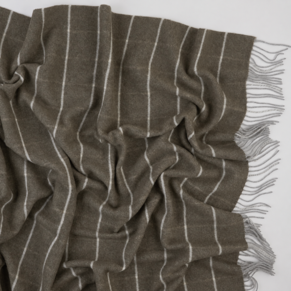 Koc z kaszmirem i wełną Merino Superfine – oliwkowy w kratę, 140 × 200 cm