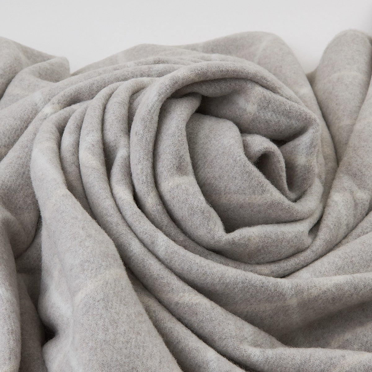 Koc z kaszmirem i wełną Merino Superfine – jasnobeżowy w kratę, 140 × 200 cm